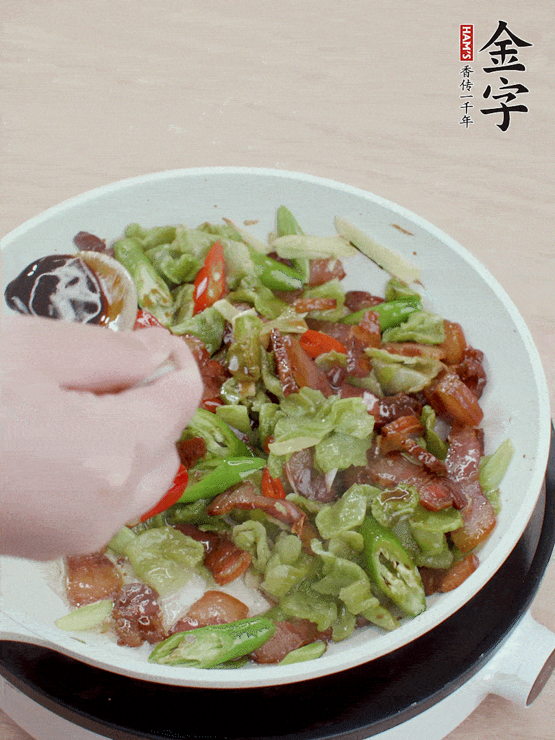 2勺生抽調(diào)味，最后撒蒜葉。