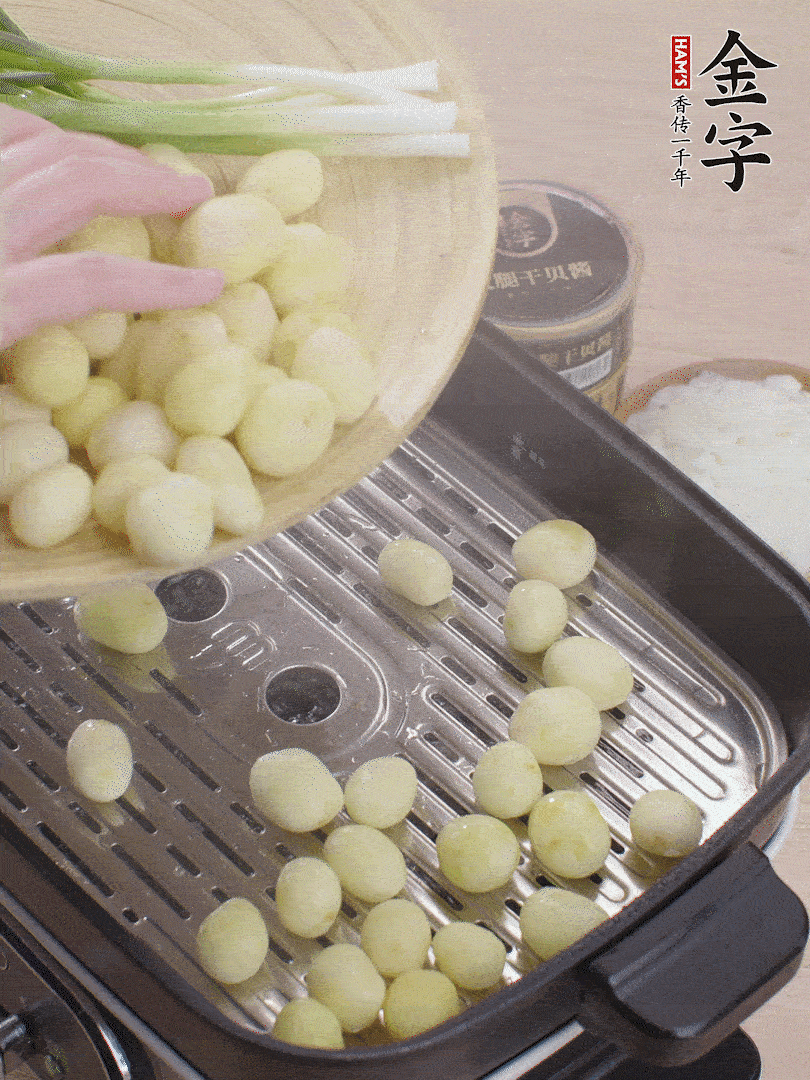 去皮小土豆蒸熟。