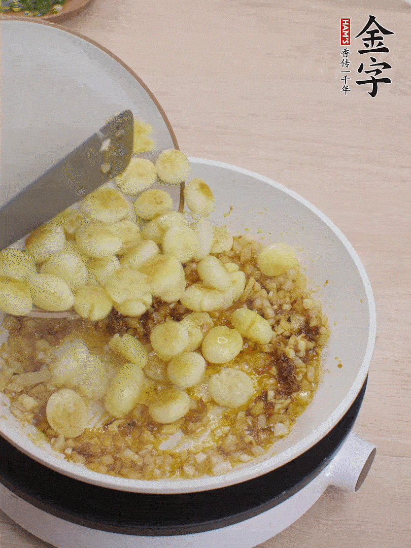 下小土豆翻炒均勻。