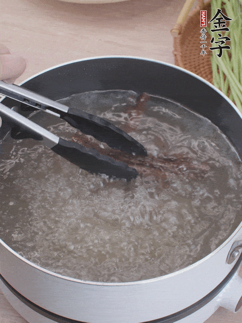 金字醬油肉下鍋煮10分鐘，切薄片。