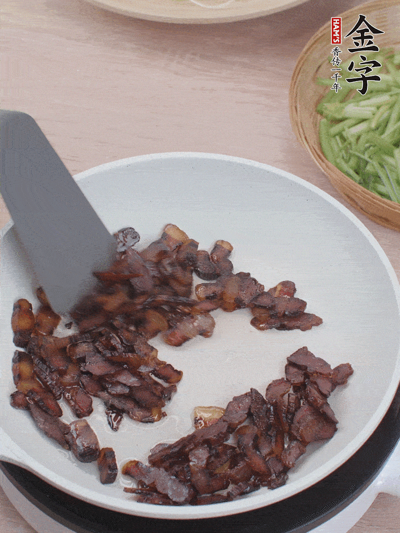 起鍋熱油，煸香醬油肉。
