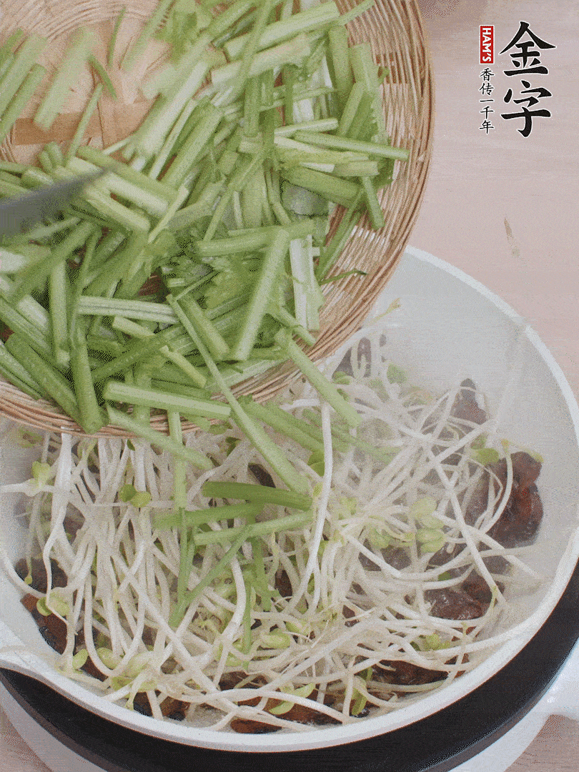 下豆芽、香芹翻炒均勻。