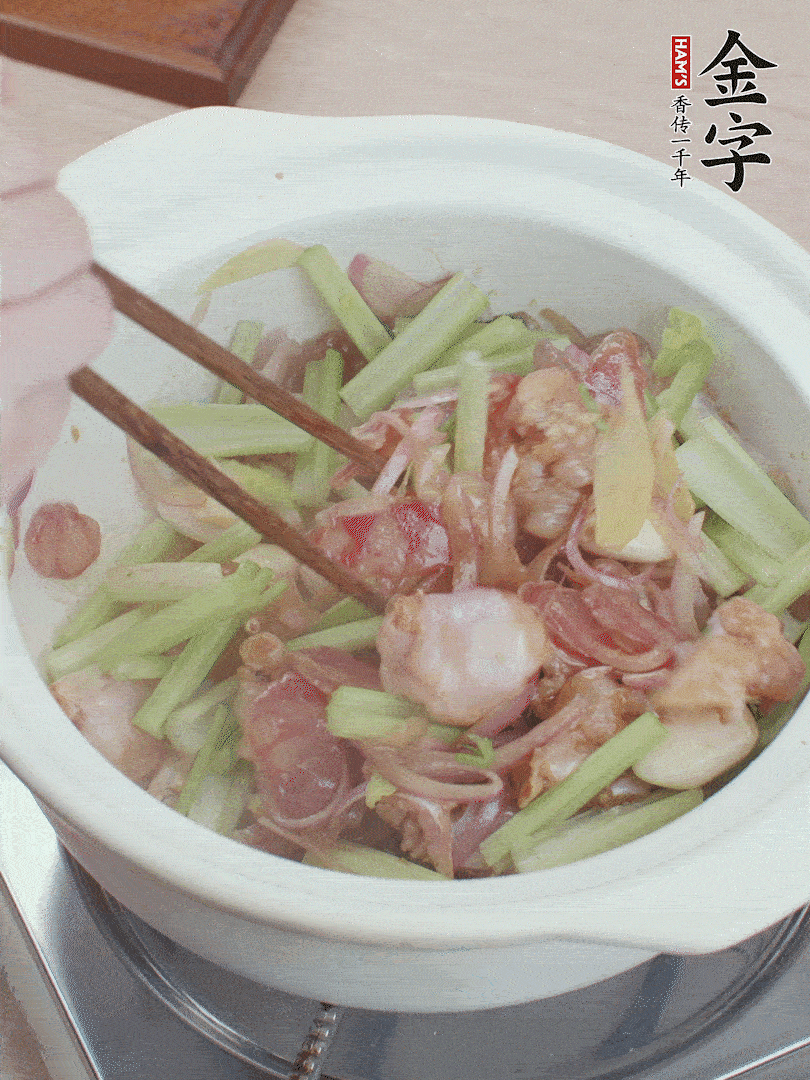 下牛蛙、芹菜、香腸翻炒。