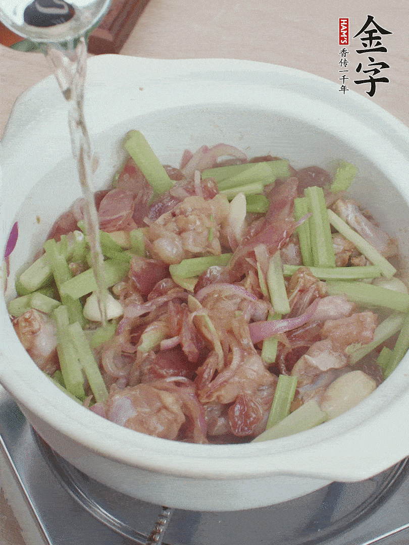 牛蛙變色后，淋點啤酒，加蓋后調(diào)小火燜10分鐘。