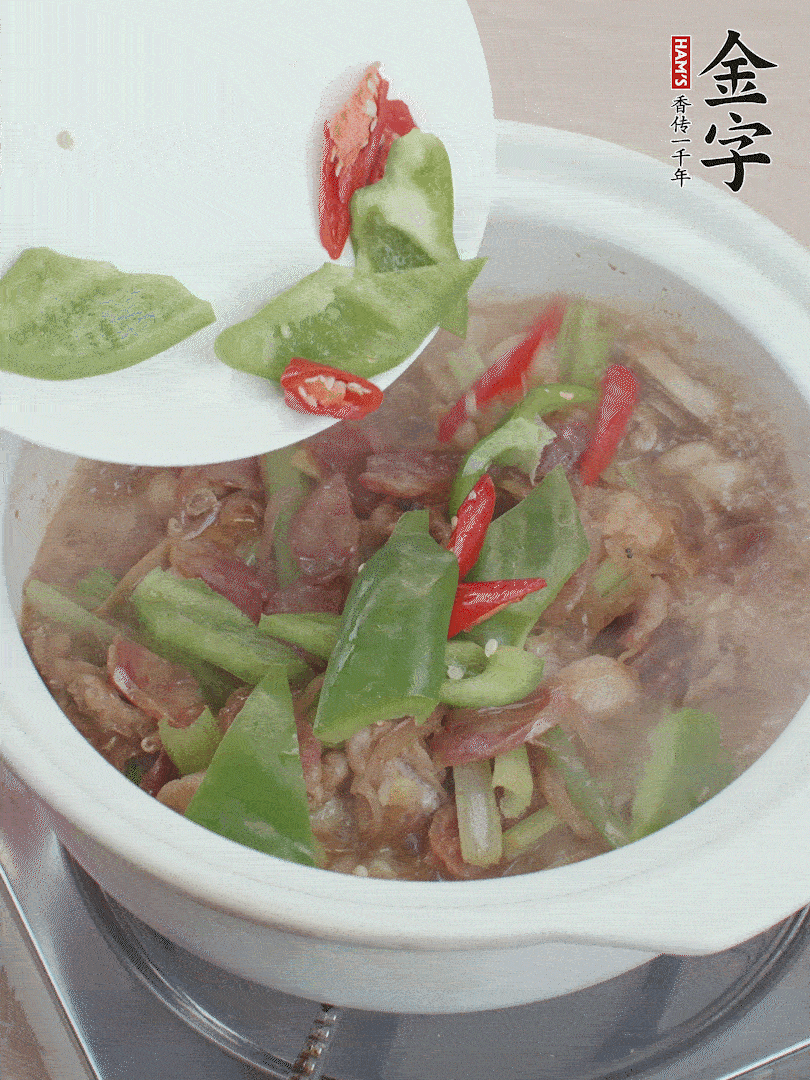 下綠菜椒，翻炒1分鐘。