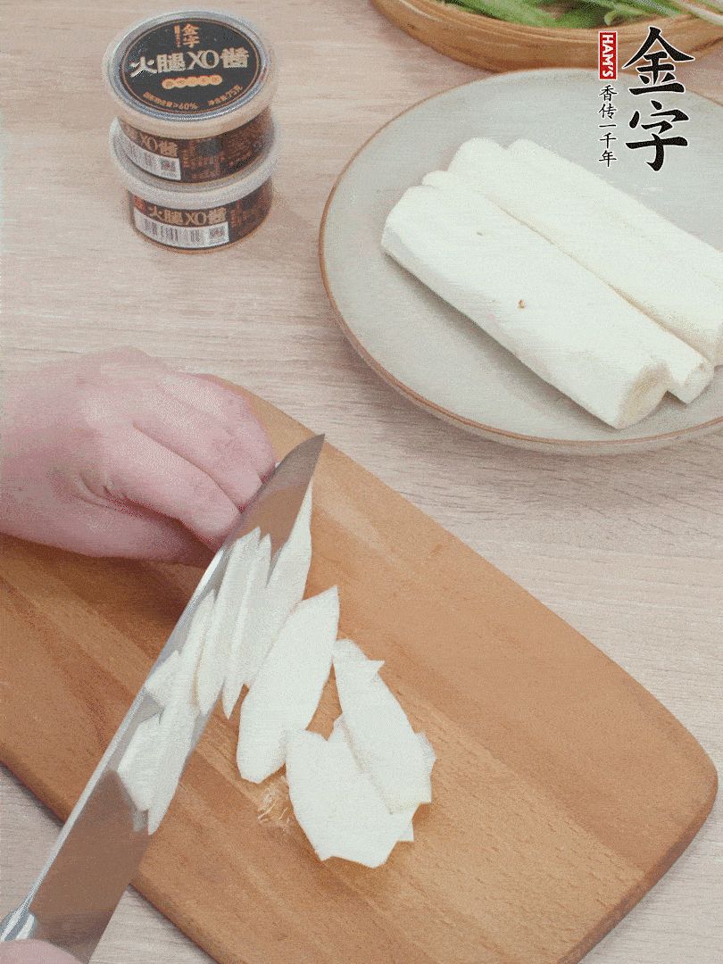 鐵棍山藥去皮，斜刀切片。