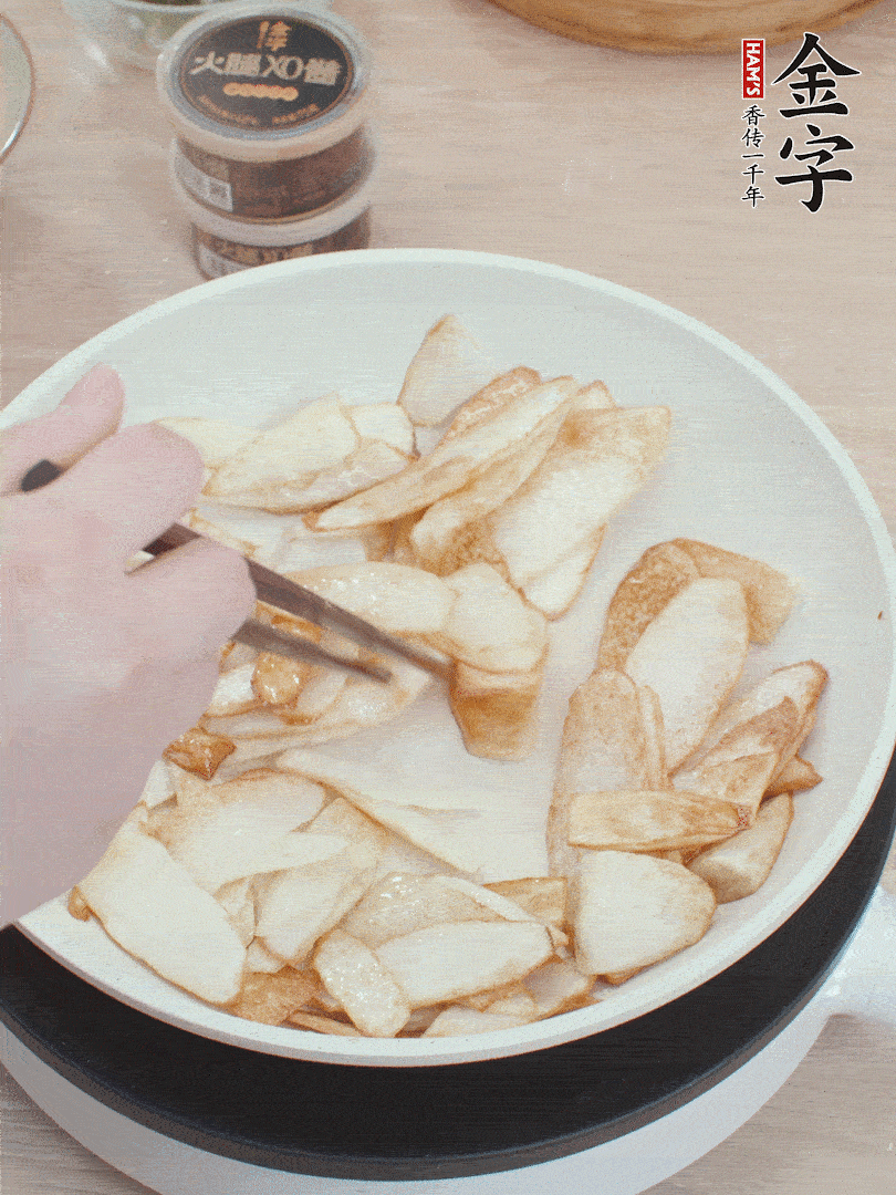 鍋中熱油，山藥煎至兩面金黃。