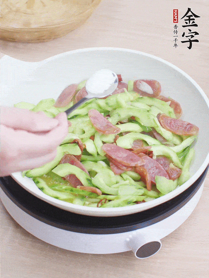 淋點(diǎn)開(kāi)水，半勺白糖、1勺生抽調(diào)味。