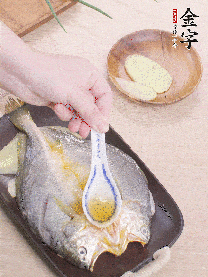 盤底鋪姜片，放黃魚，淋2勺料酒。