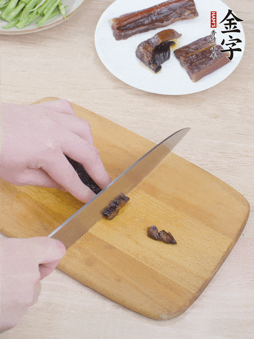 提前煮好的金字醬油肉切片。