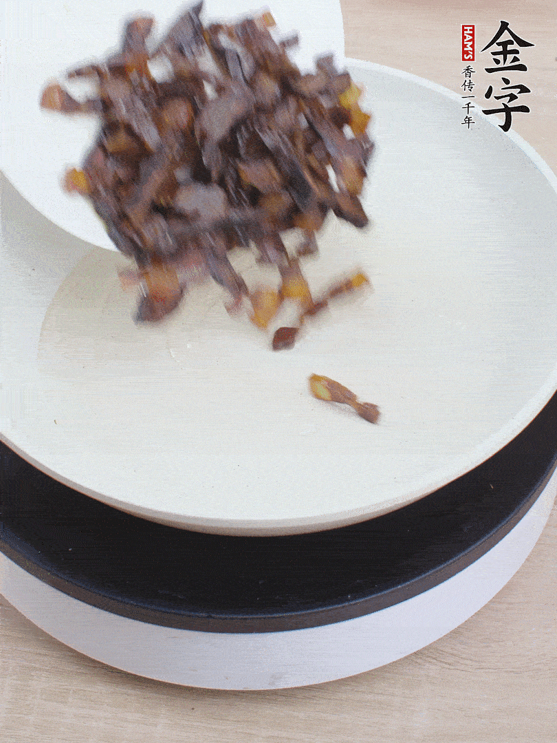 油熱倒醬油肉，編出香味。