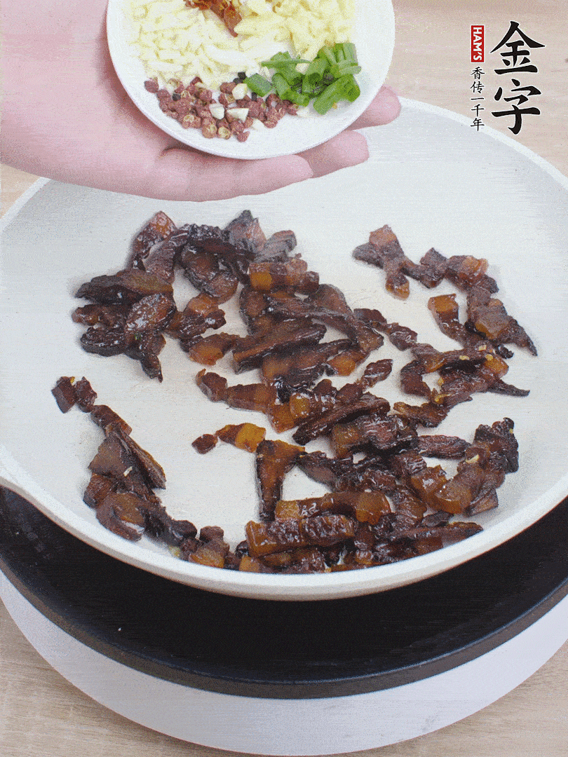 下蔥姜蒜、干辣椒、花椒粒炒香。