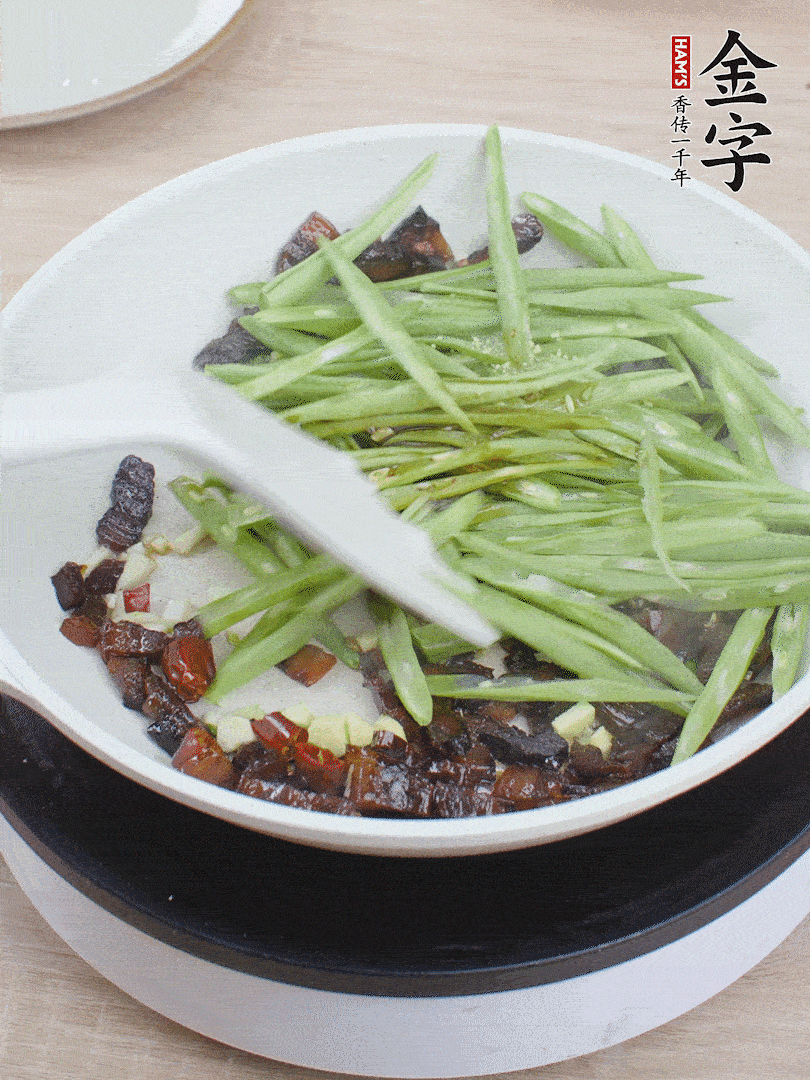 下豆角，生抽、雞精調(diào)味，炒到斷生。
