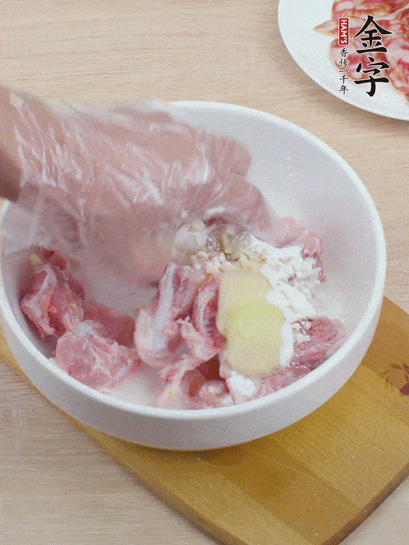 洗凈的小排，加鹽、姜、蒜末、淀粉、胡椒粉抓勻，腌制15分鐘。