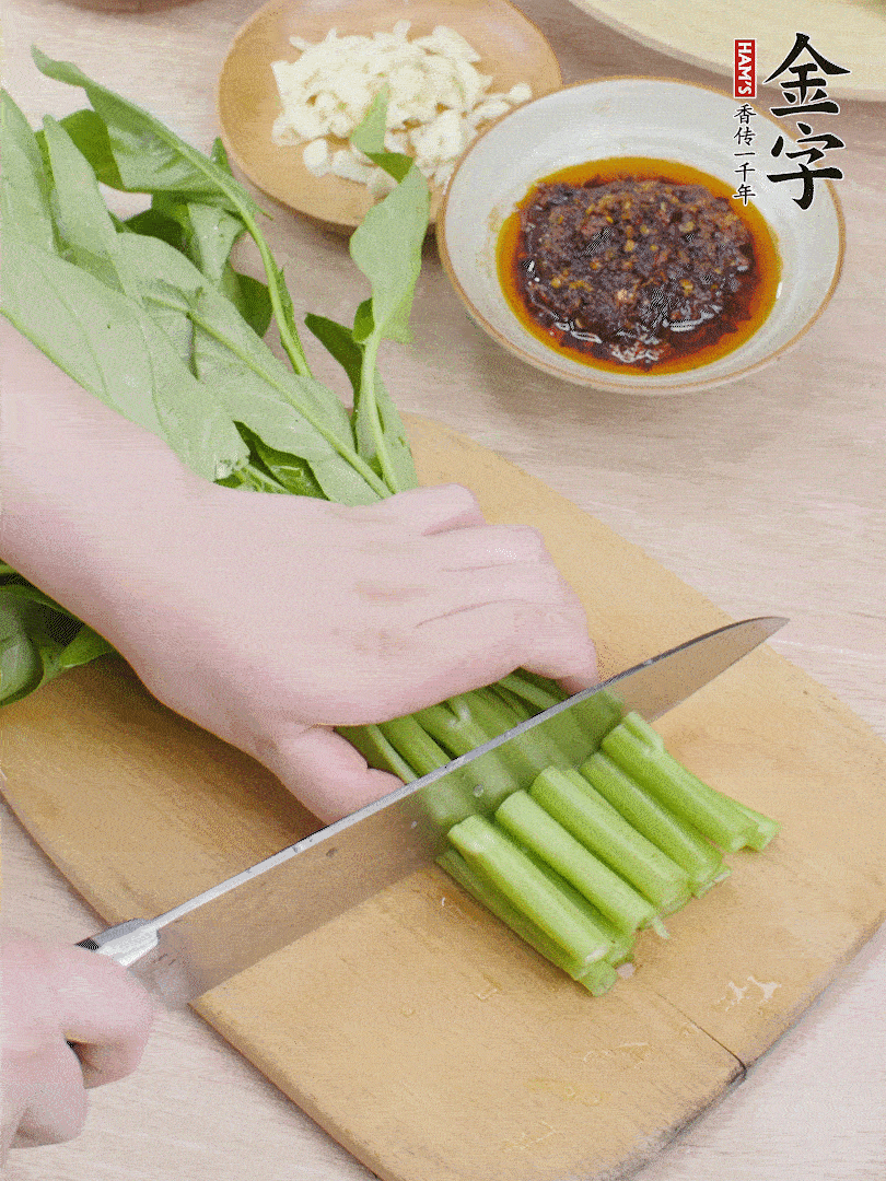 空心菜切段，大蒜拍碎切末。