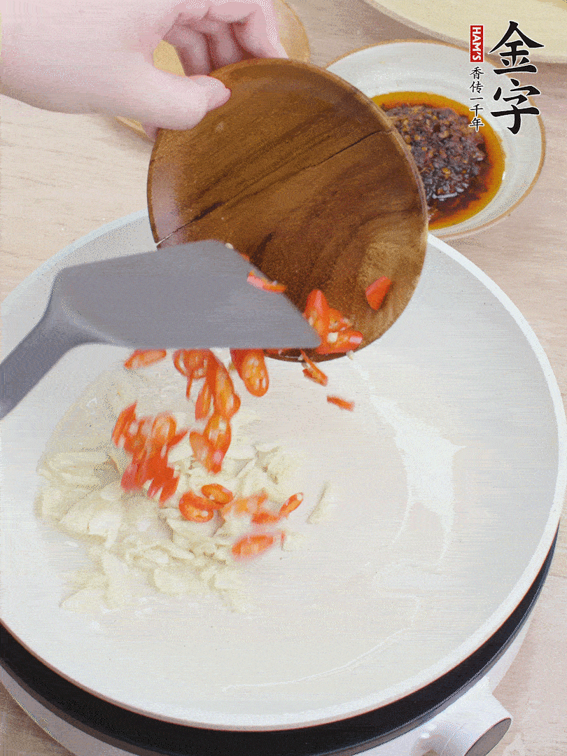 油熱煸香蒜末、辣椒。
