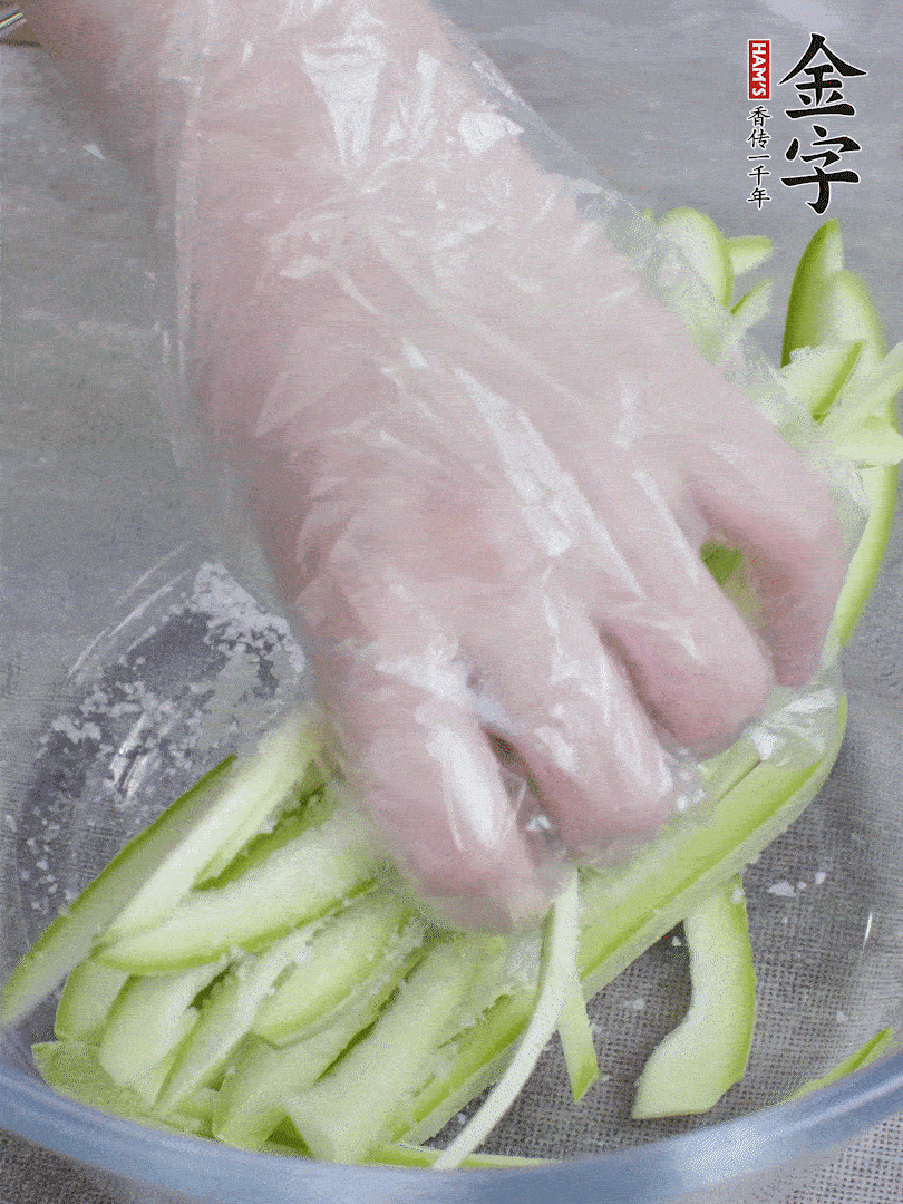 加鹽腌制15分鐘，清洗后擠干水份。