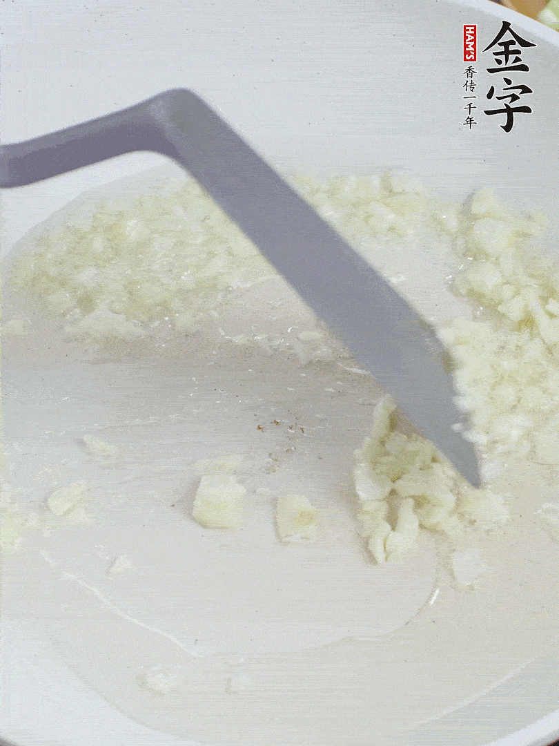 冷鍋熱油，下大蒜煎至兩面微黃。