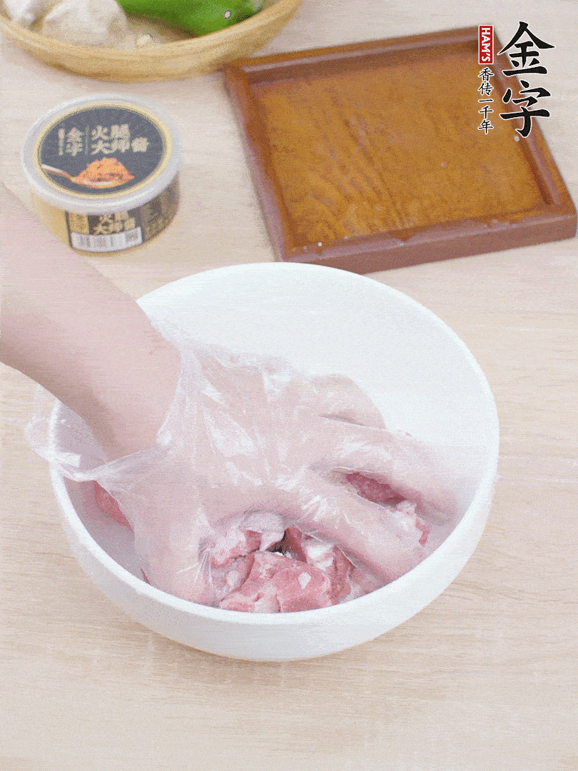 豬小排，加1勺料酒、1勺蠔油、1/3勺白胡椒粉、淀粉，抓拌均勻腌漬30分鐘。青椒去蒂去籽切塊。洋蔥去皮切塊。