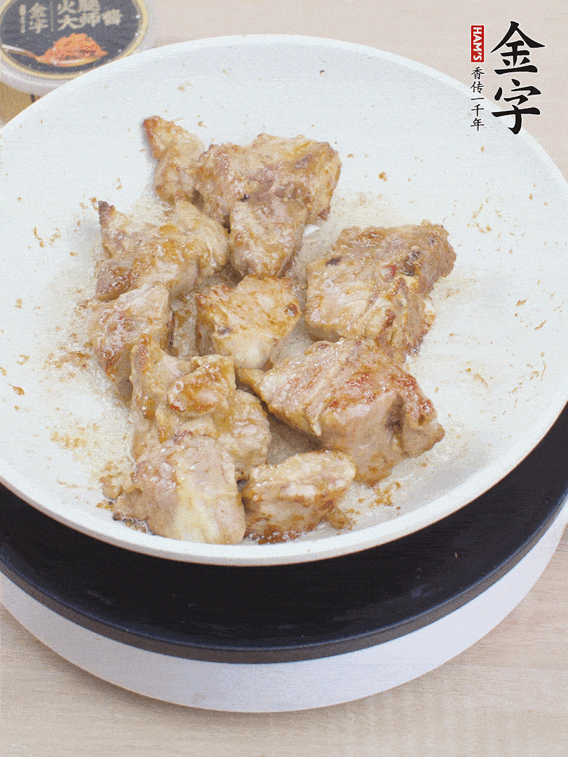 油4成熱，下小排煎炒至邊緣微微發(fā)焦。