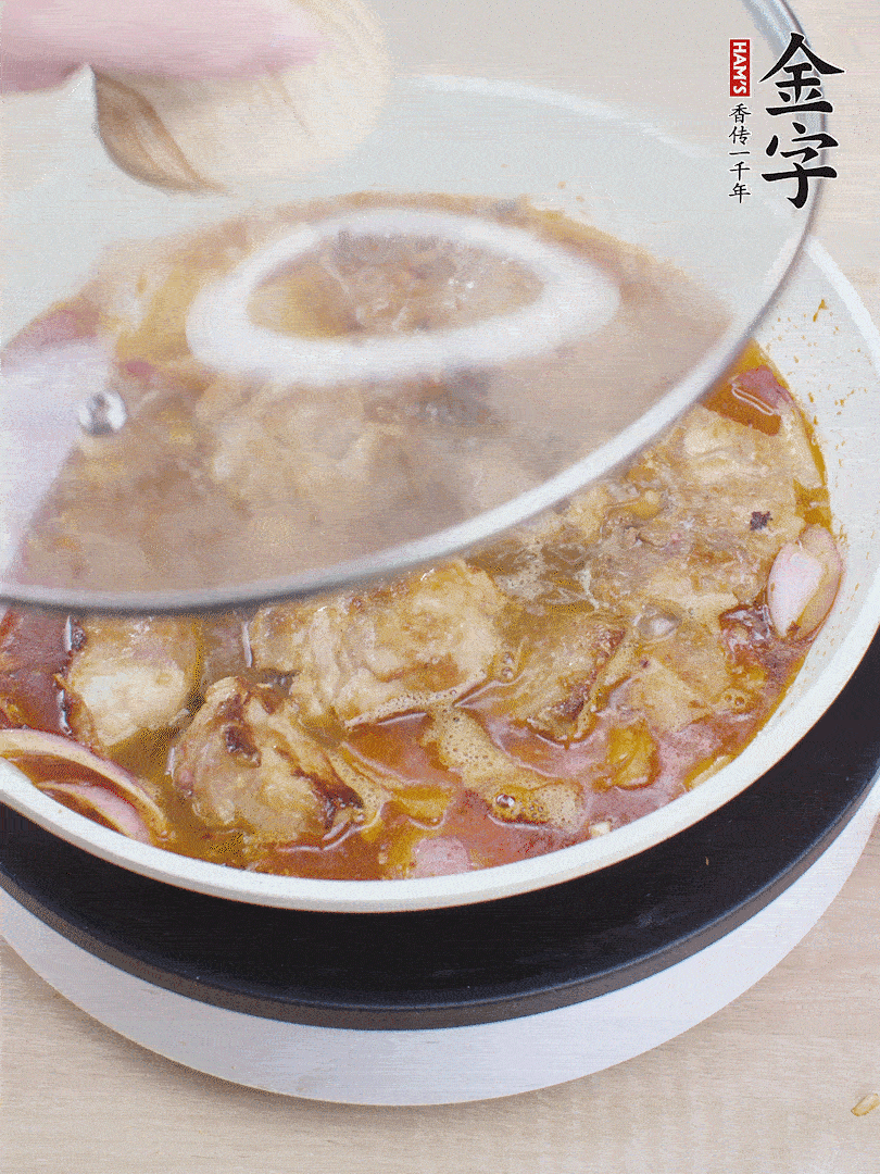 下小排翻炒，加1勺生抽、1點(diǎn)白砂糖和少許水燜2分鐘。