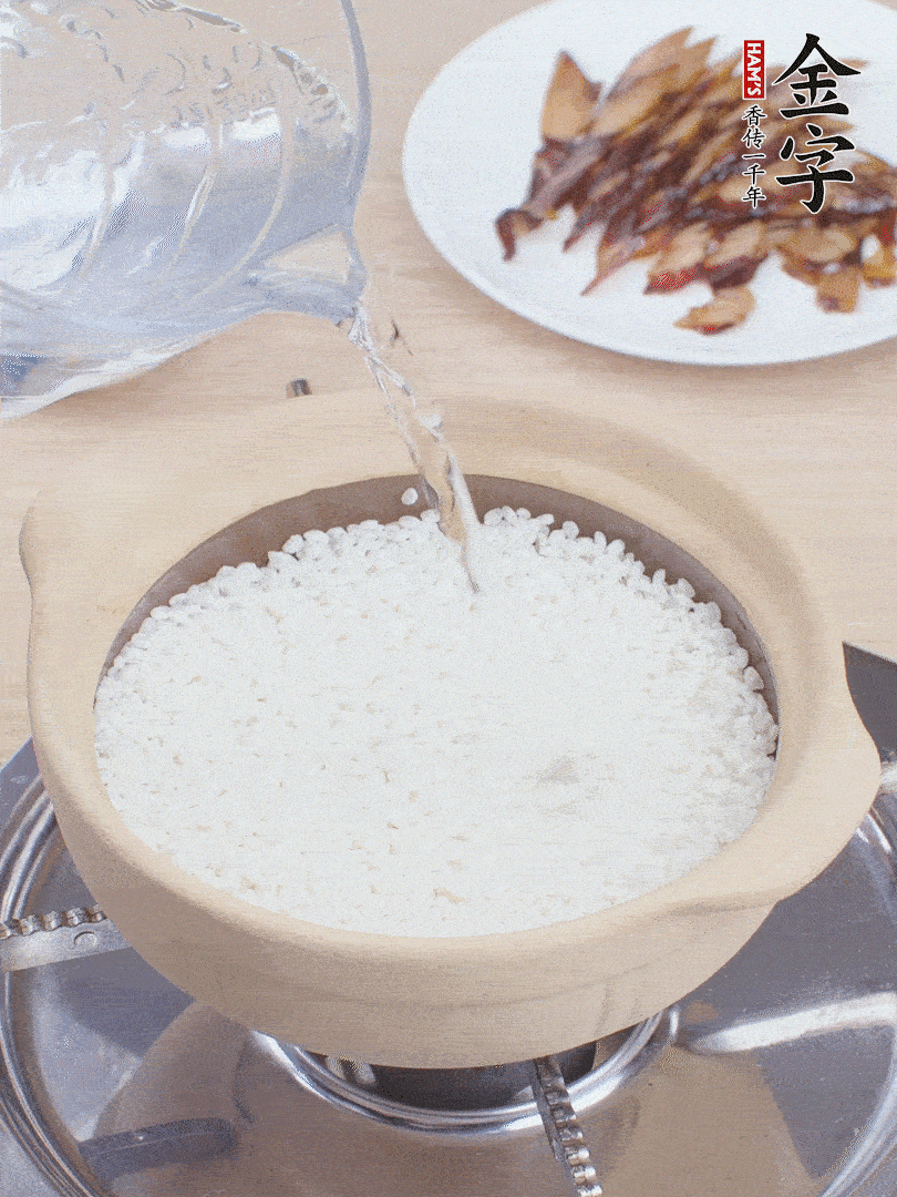 砂鍋涂抹植物油，放大米，開(kāi)水沒(méi)過(guò)米1.5cm左右，蓋蓋中火煮7分鐘。