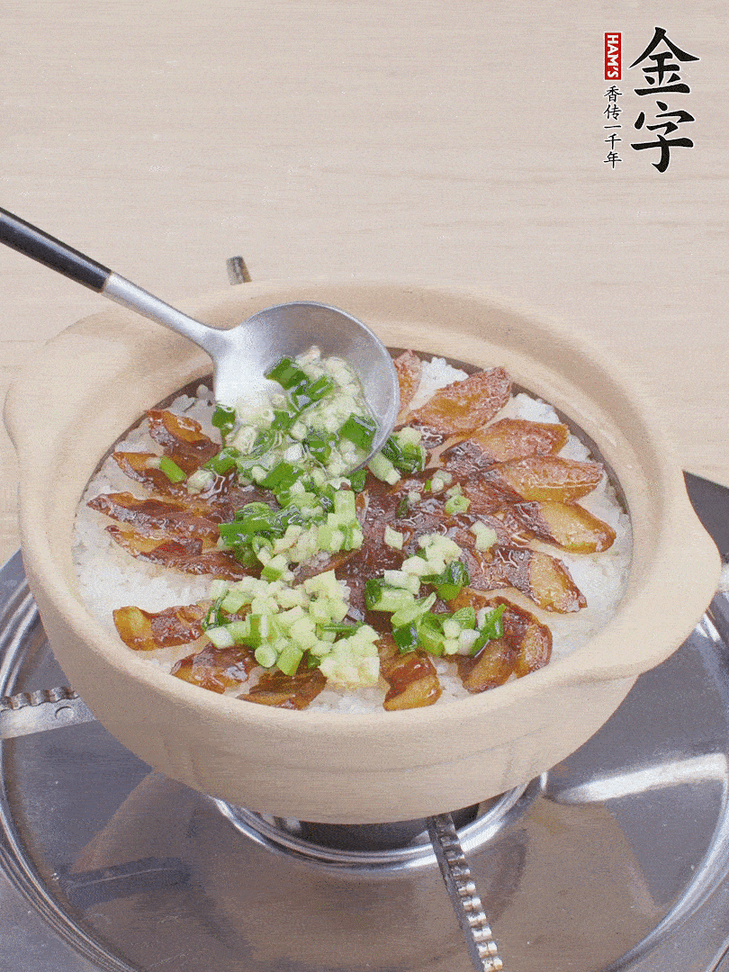 倒蔥姜醬再燜1分鐘。（也可以淋點(diǎn)生抽）