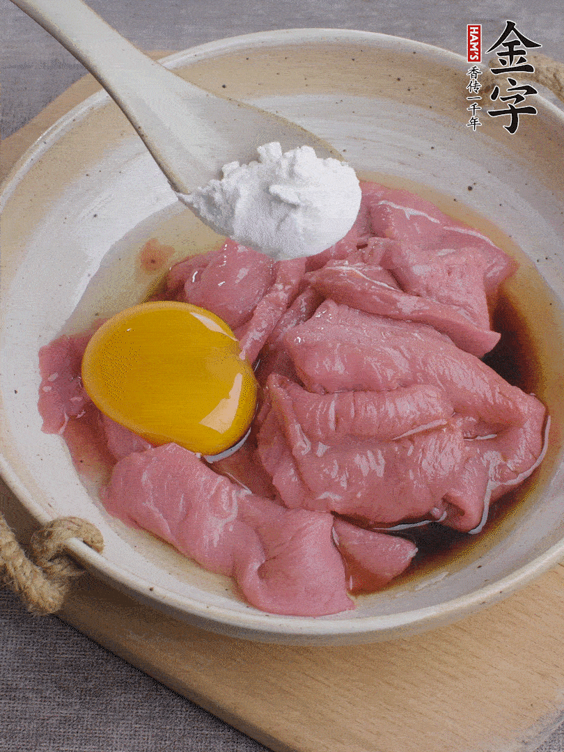 牛肉切片，雞蛋1個、水2勺、料酒1/2勺、生抽1/2勺、生粉1勺腌15分鐘。