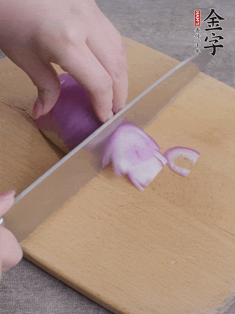洋蔥切絲、蔥切段。