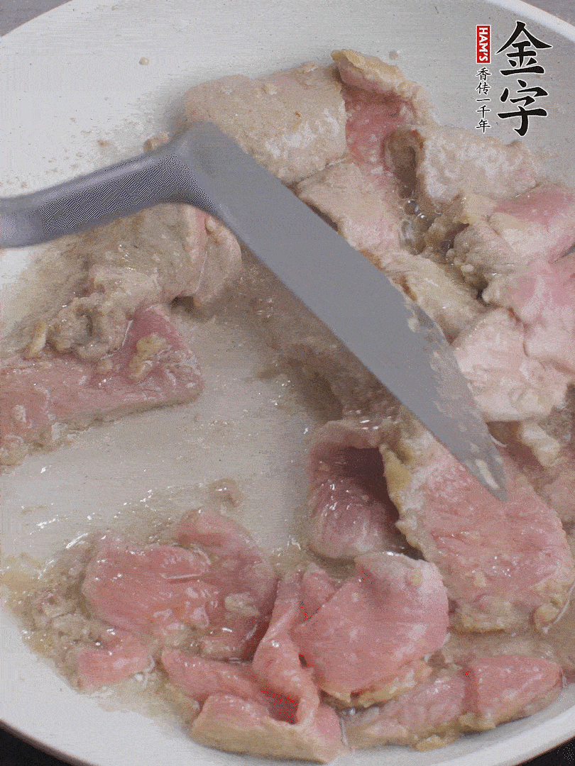 鍋中少油，下牛肉炒至變色。（盛出來）