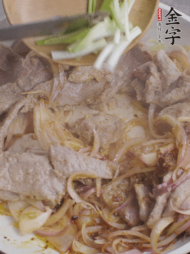 下牛肉、蔥段快炒。