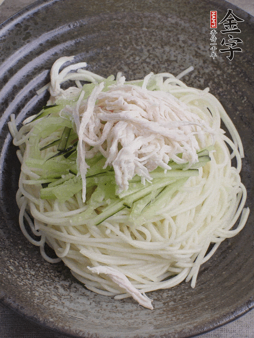 堿水面（熟）倒入大碗中，鋪上黃瓜絲、雞絲。