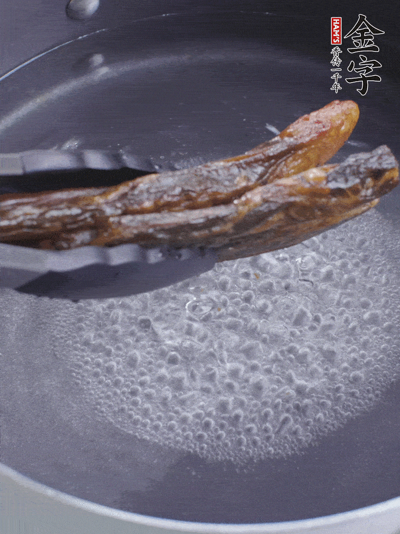 金字醬油肉水煮15分鐘，切薄片。
