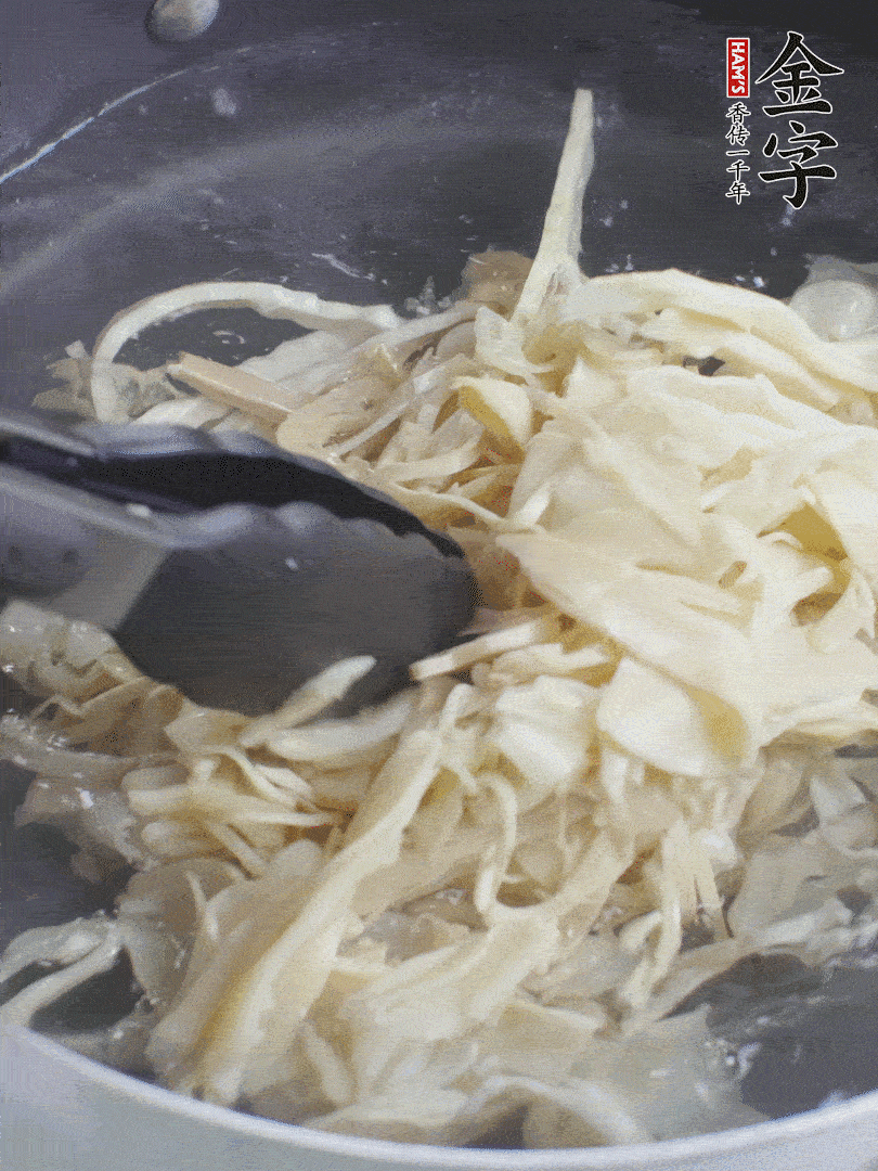 糯米筍焯水1分鐘，過涼水，擠干水份。