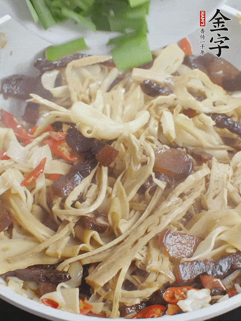 翻炒均勻，下蒜葉。