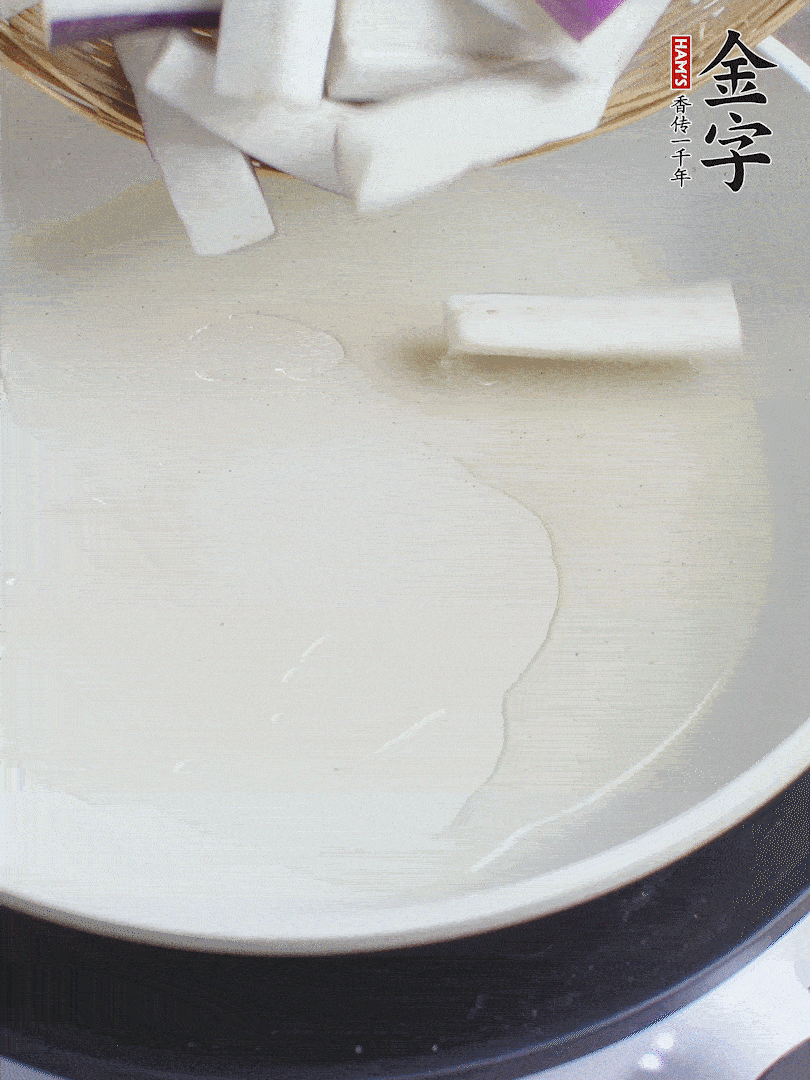 杭茄洗凈去蒂，縱向剖成4份，切成長(zhǎng)10cm左右的段。白洋蔥切絲?？谀⑾磧羧サ舯?。紅椒切菱形片。
