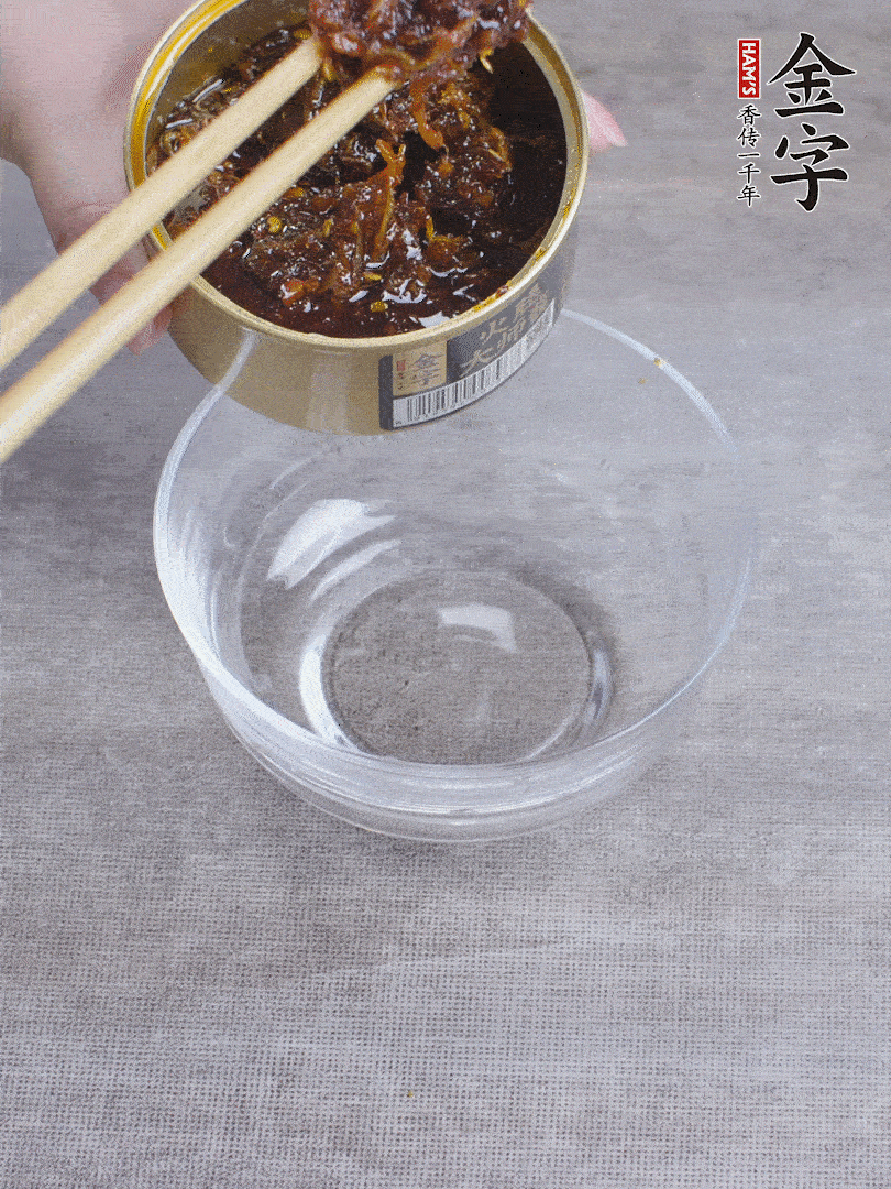金字火腿大師醬2勺、醬油1勺、白砂糖1/2勺調(diào)勻。