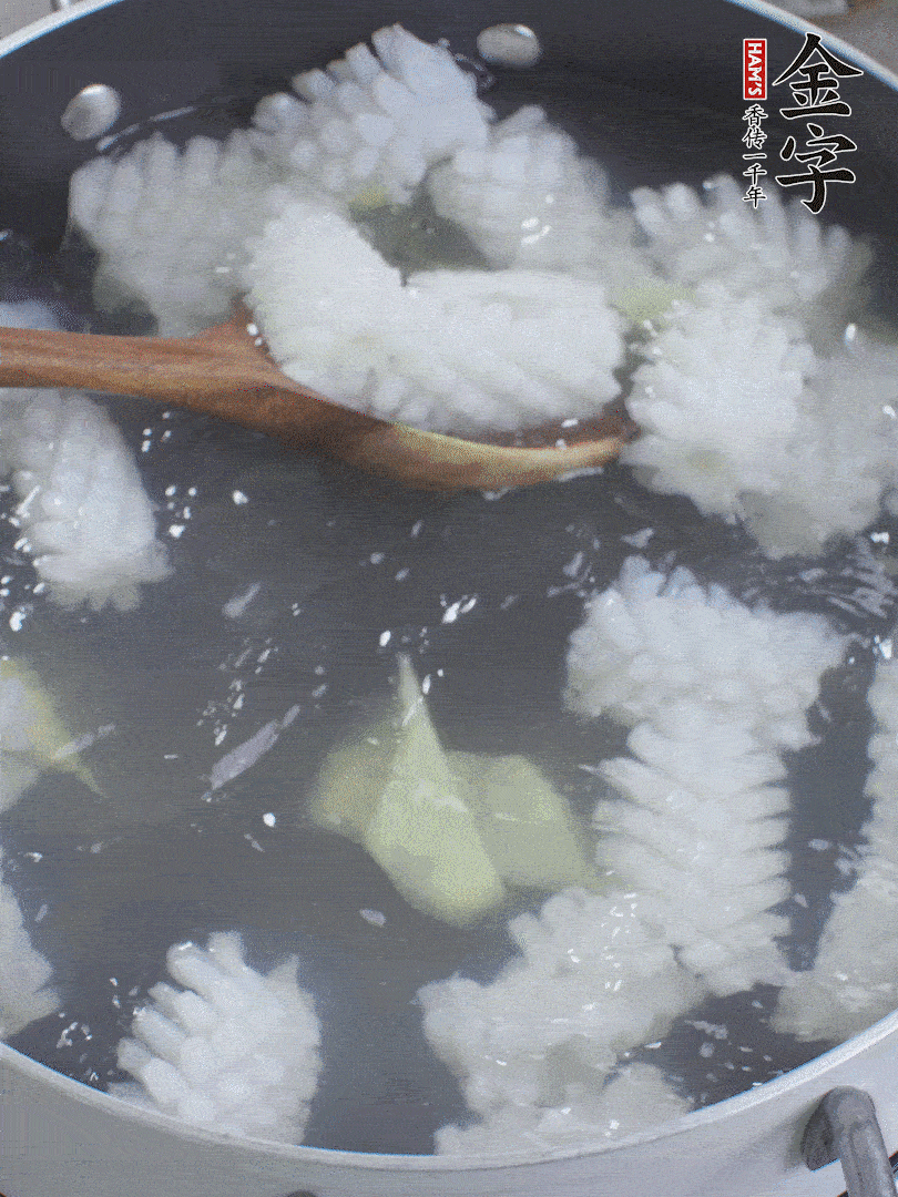 魷魚解凍后，加姜片、料酒汆燙30秒。