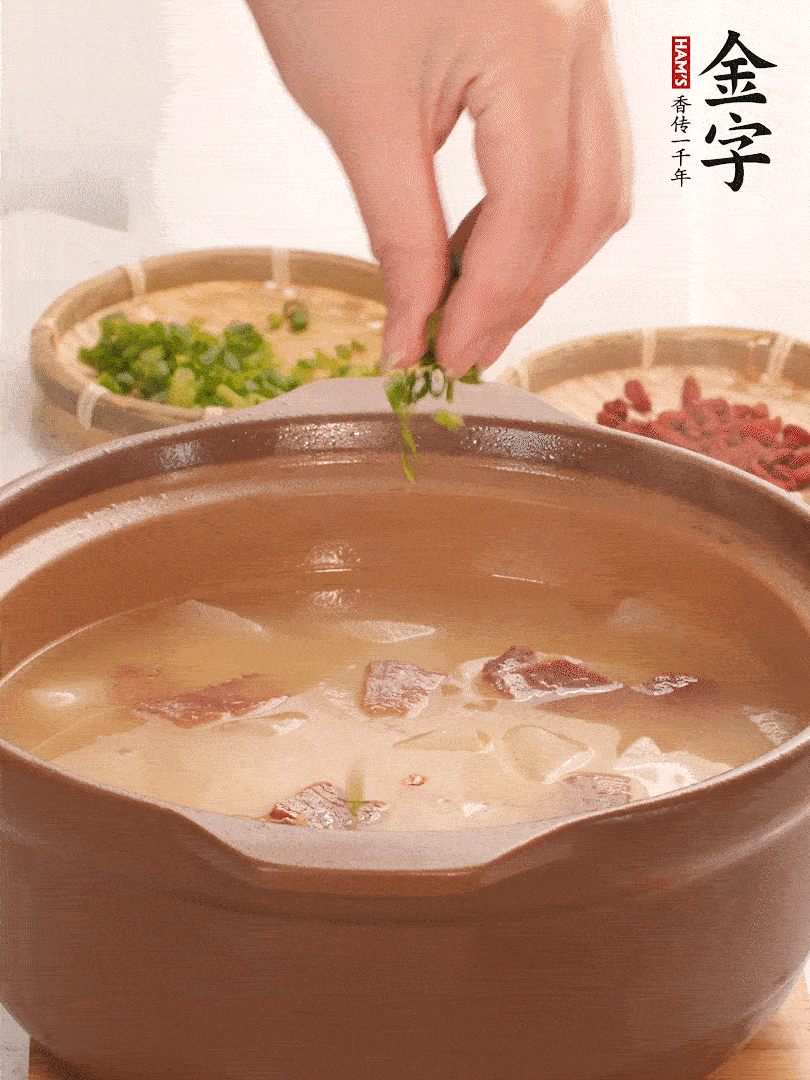 最后點(diǎn)綴點(diǎn)小蔥花、枸杞，增色提味。