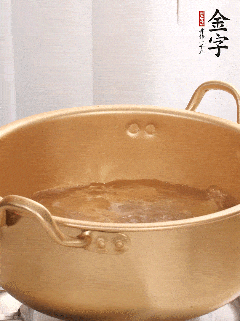 排骨加姜片、料酒，冷水下鍋焯水，撇去浮沫。
