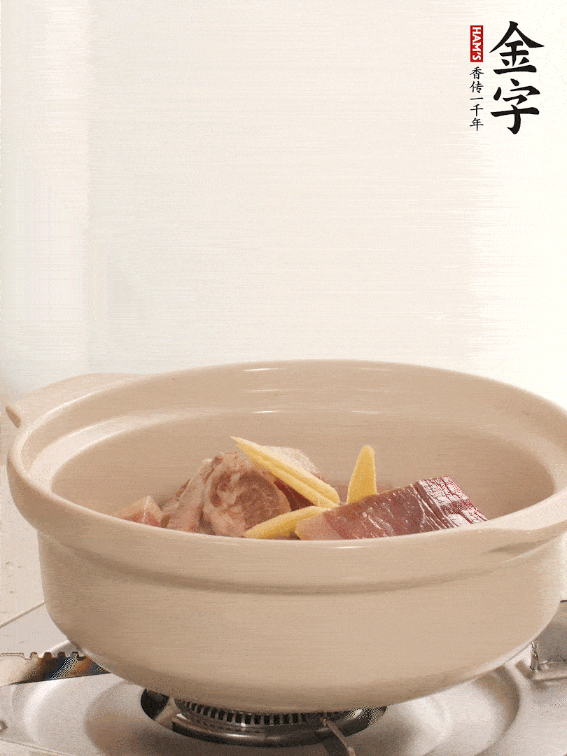 湯鍋放入排骨、火腿、姜，加適量水。煮開后轉(zhuǎn)小火燉40分鐘。