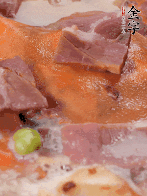放適量料酒、清水煮到沸騰，再下蟹塊燜煮8分鐘。