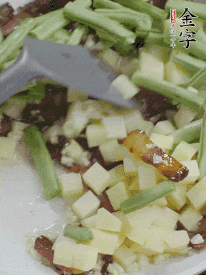 下蒜末、豆角、土豆塊翻炒。