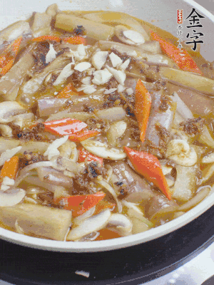 撒蒜末、香菜末。