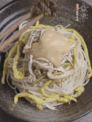 生抽1勺、醋1勺、芝麻醬1勺、金字火腿大師醬1勺。
