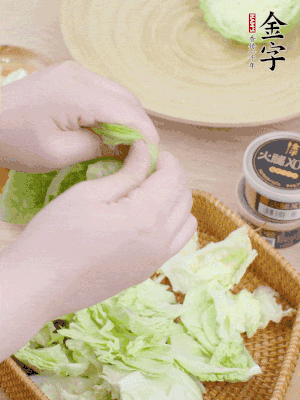 卷心菜掰成小片。