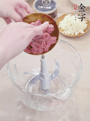 江南野筍干浸泡至軟；豬五花肉切薄片；腐皮改刀切成長(zhǎng)方形。