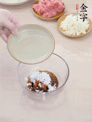 熱油起鍋，五花肉煸出油脂，表面微微發(fā)黃。