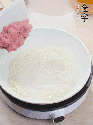下火腿片、筍干均勻翻炒后，加2勺料酒、適量清水。