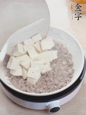 蓋蓋燉煮20分鐘后，加腐皮，撒一點(diǎn)枸杞。